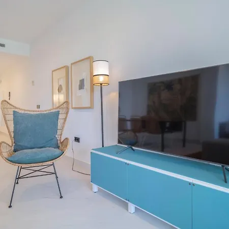 Stunning In With 3 Bedrooms, Wifi And Swimming Pool Apartman *