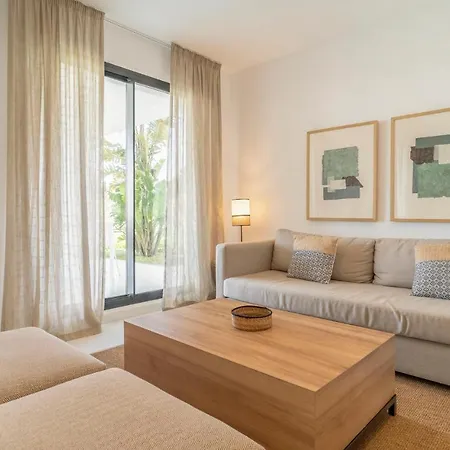 Stunning In With 3 Bedrooms, Wifi And Swimming Pool