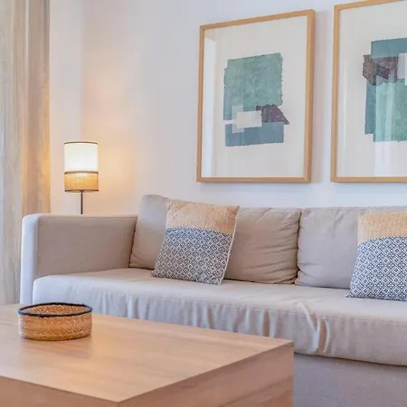Stunning In With 3 Bedrooms, Wifi And Swimming Pool Apartman *