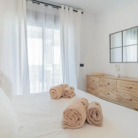Stunning In With 3 Bedrooms, Wifi And Swimming Pool Apartman *