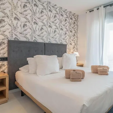 Stunning In With 3 Bedrooms, Wifi And Swimming Pool Apartman *