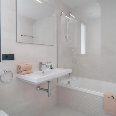 Apartman Stunning In With 3 Bedrooms, Wifi And Swimming Pool